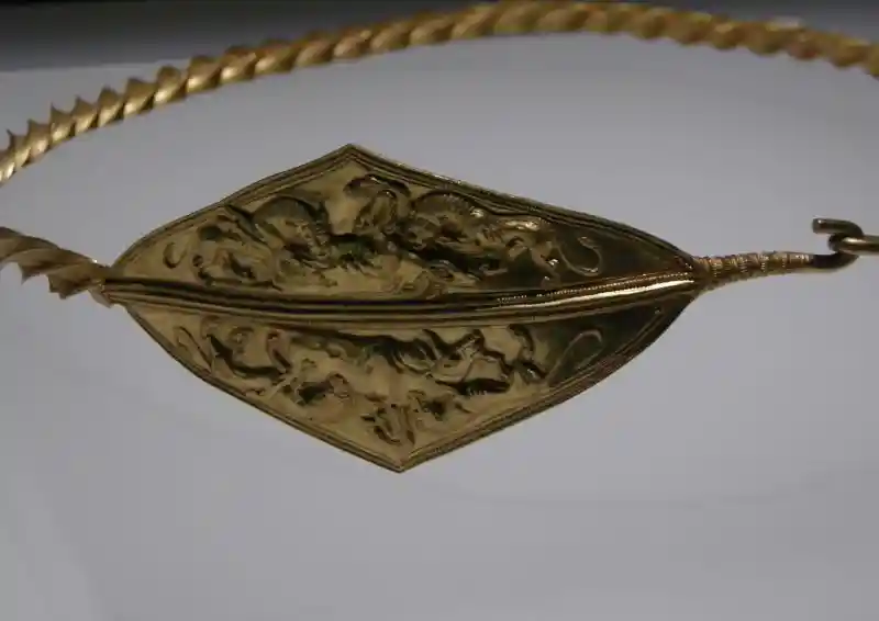 Gold diadem of lions vs bull and lions vs ibex